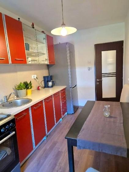 Apartament cu 2 camere, mobilat în Tractorul