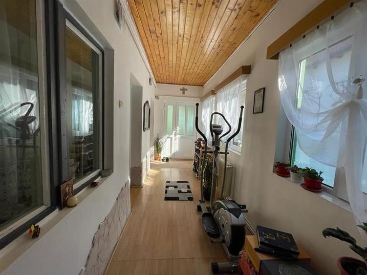 Casă cu 4 camere cu Garaj în Central