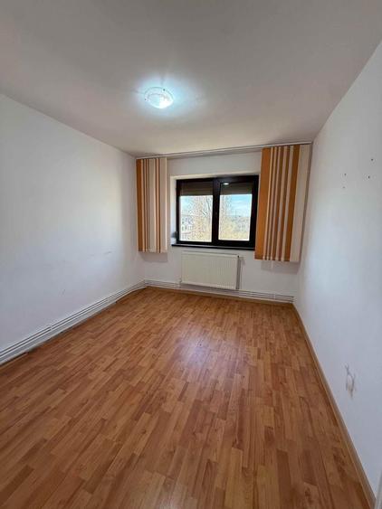 Apartament cu 3 camere semidecomandat în Hipodrom