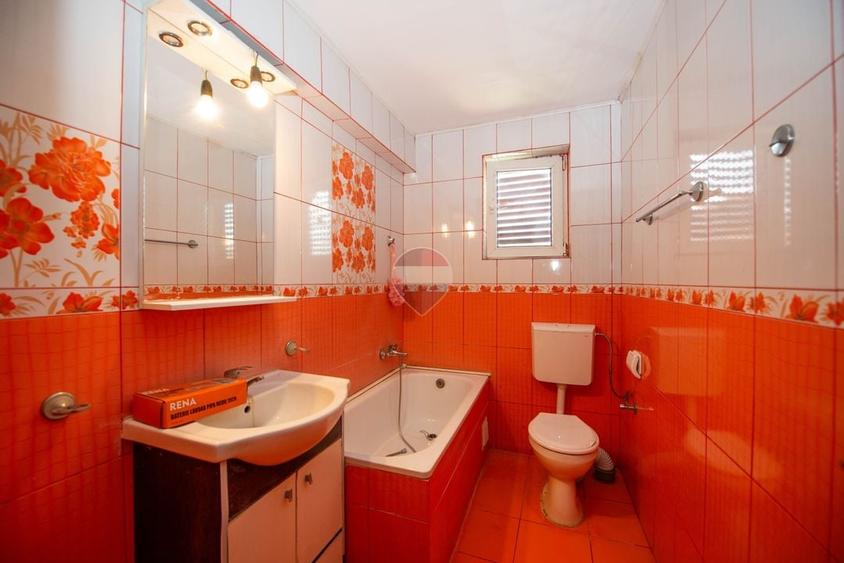 Casă individuală cu 7 camere cu Teren 383 Mp în Periferie
