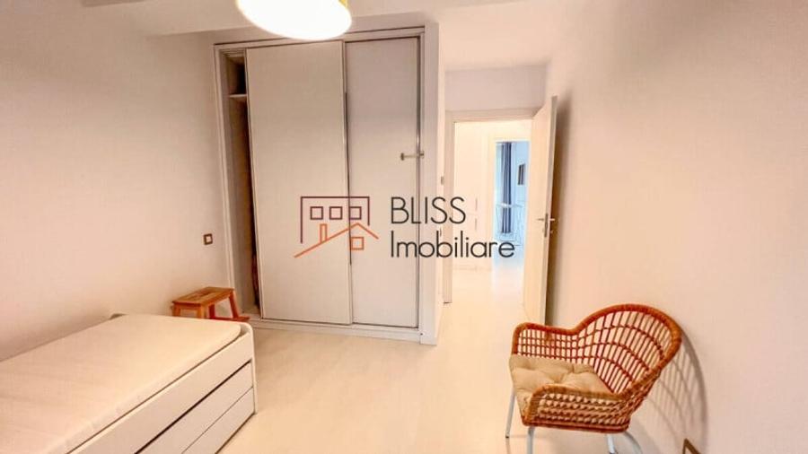 Apartament cu 3 camere semidecomandat în Sisești