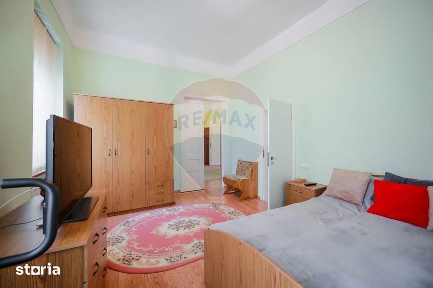 Casă cu 7 camere cu Teren 153 Mp în Central