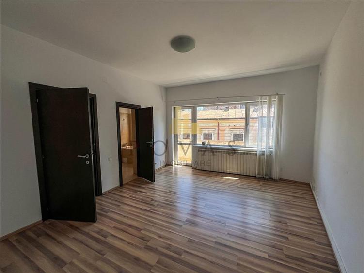 Apartament cu 4 camere decomandat în Universitate