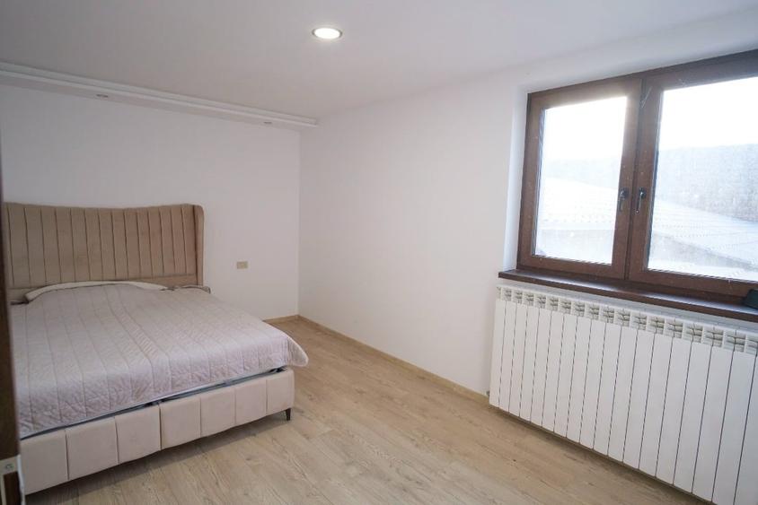 Casă individuală cu 5 camere cu Garaj în Bradu