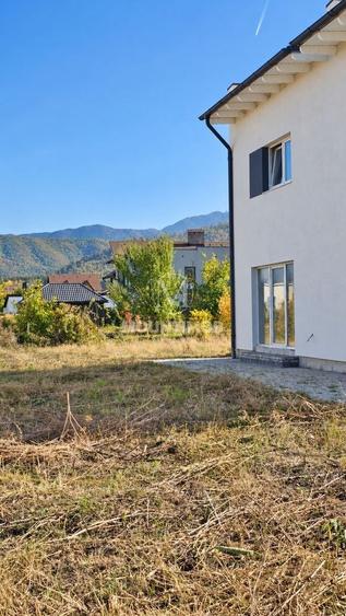 Duplex cu 3 camere cu Canalizare în Cristian