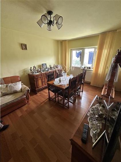 Apartament cu 3 camere decomandat, mobilat în Aradului