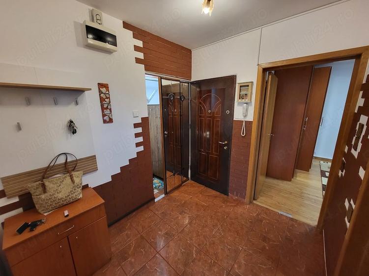 Apartament cu 3 camere semidecomandat în Ghencea