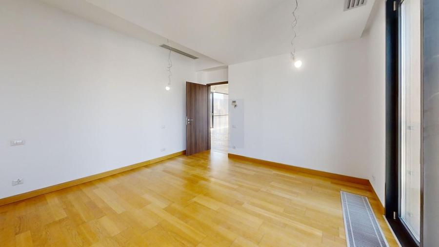 Apartament cu 3 camere semidecomandat în Eminescu