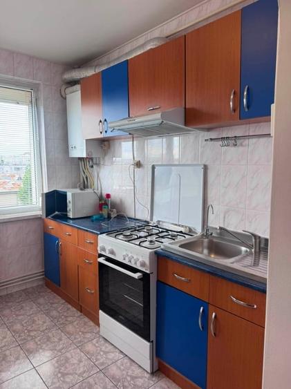 Apartament cu 3 camere semidecomandat în Alexandru cel Bun