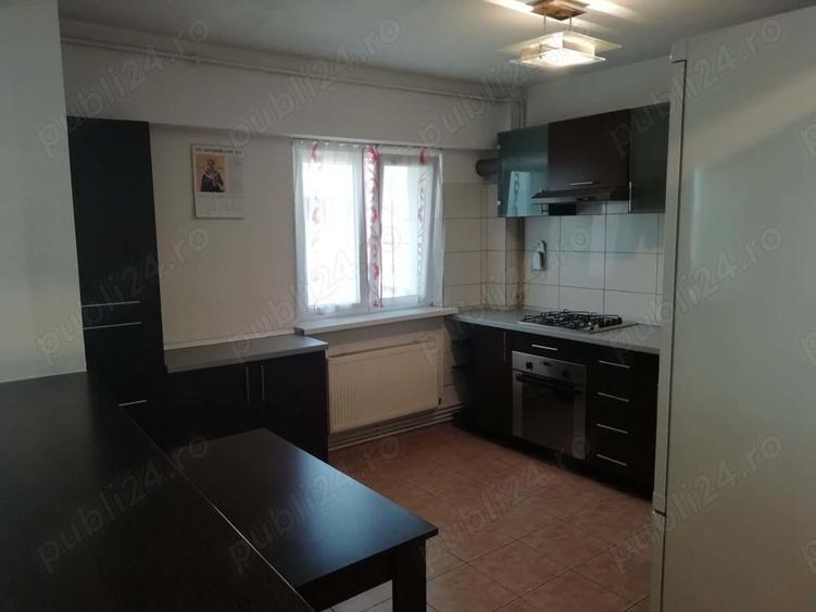 Apartament cu 3 camere decomandat, mobilat în Turnișor