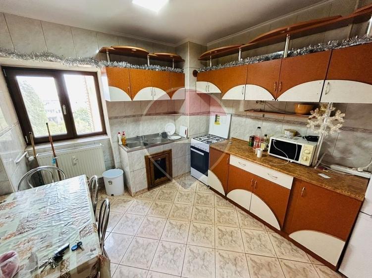 Apartament cu 4 camere decomandat în Central