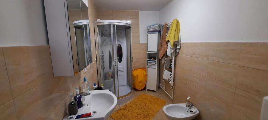 Casă individuală cu 7 camere cu Canalizare în Central