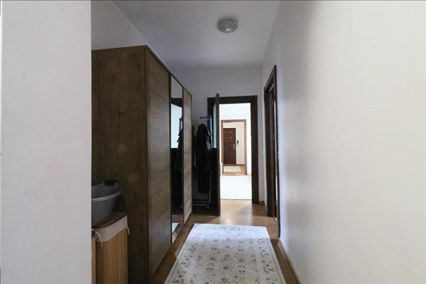 Apartament cu 4 camere semidecomandat în Tătărași