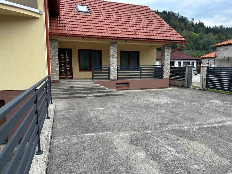 Casă individuală cu 5 camere cu Canalizare în Corbu