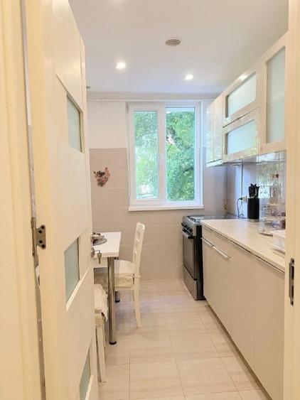 Apartament cu 3 camere semidecomandat, mobilat în Grivița