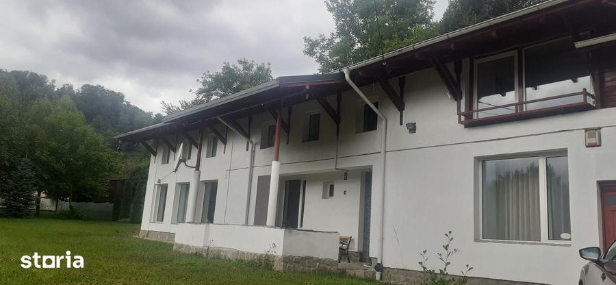Casă cu 5 camere cu Teren 2000 Mp în Dârste