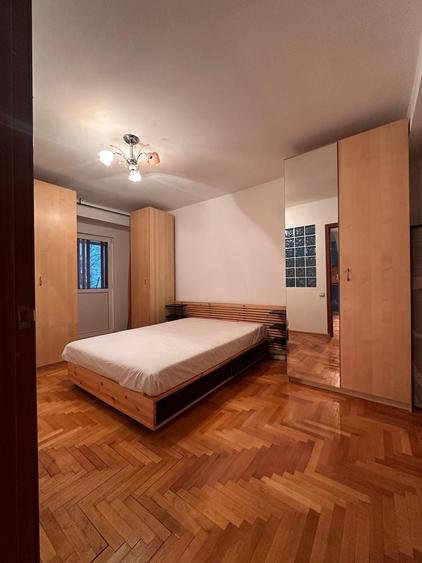 Apartament cu 3 camere decomandat în Pietroasa