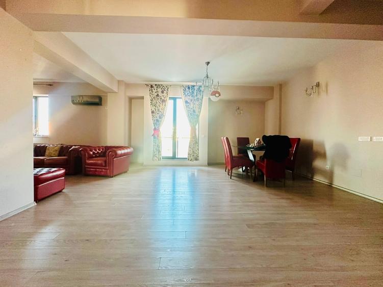 Penthouse cu 7 camere decomandat în Polonă