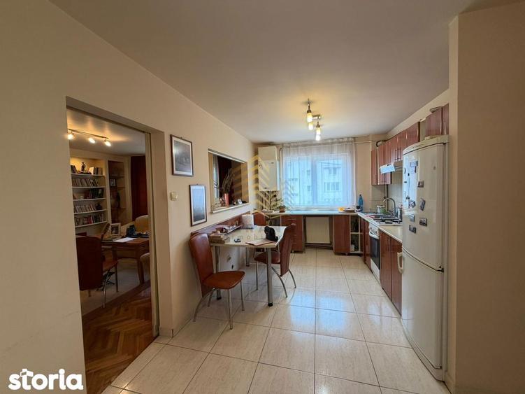 Apartament cu 4 camere decomandat în Decebal