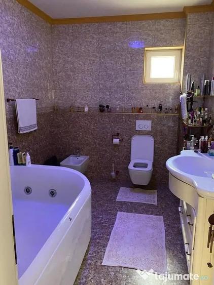 Casă cu 6 camere cu Teren 381 Mp în Central