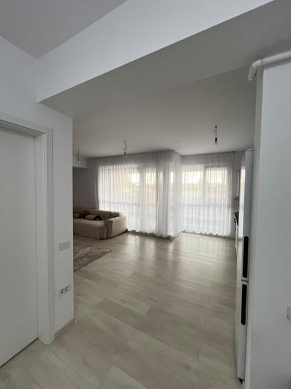 Apartament cu 3 camere semidecomandat în Baicului