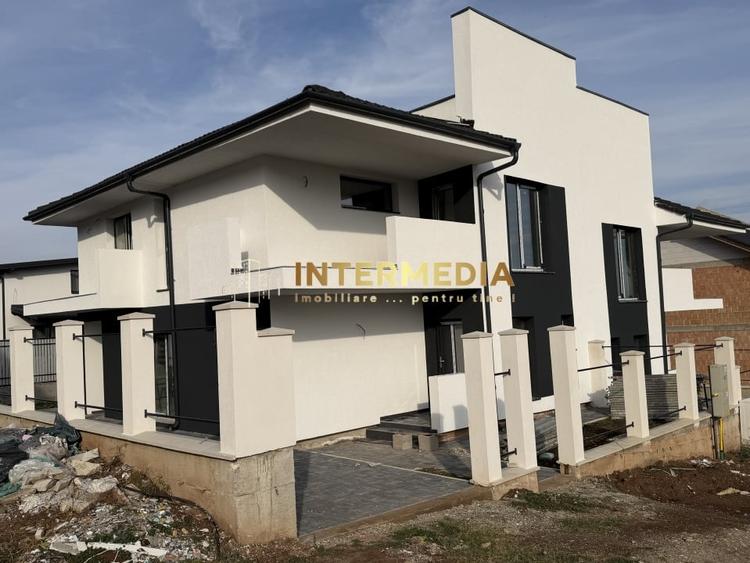 Duplex cu 4 camere cu Canalizare în Cetate