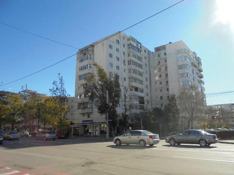 Apartament cu 4 camere decomandat în Central