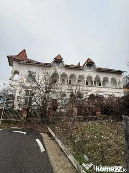 Casă cu 9 camere cu Teren 439 Mp în Central