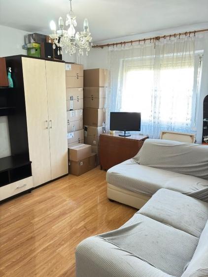 Apartament cu 3 camere decomandat, mobilat în Tractorul