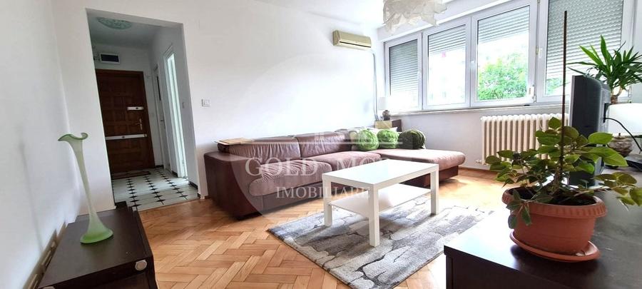 Apartament cu 3 camere semidecomandat, mobilat în Titan