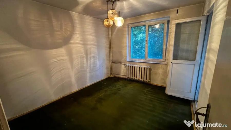 Apartament cu 3 camere decomandat în Costin Georgian