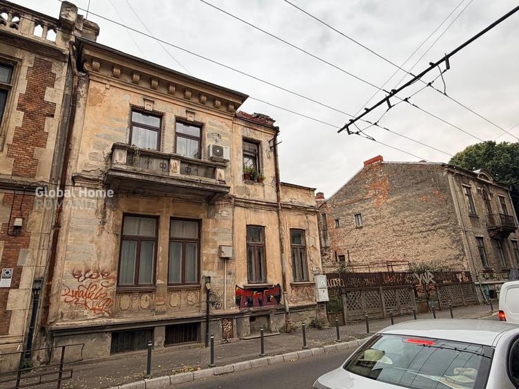 Casă individuală cu 5 camere cu Canalizare în P-ța Romană