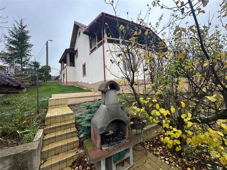 Casă individuală cu 8 camere cu Teren 1000 Mp în Bucium