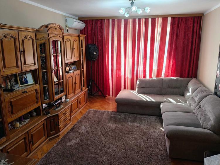 Apartament cu 3 camere decomandat în Stana