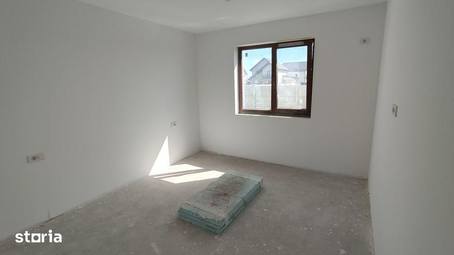 Casă cu 5 camere cu Teren 492 Mp în Glina