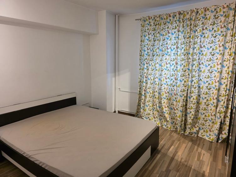 Apartament cu 3 camere semidecomandat în Berceni