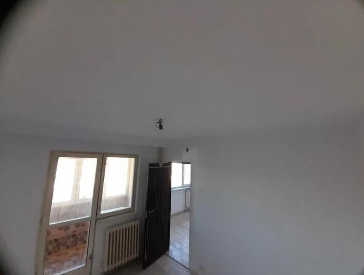 Apartament cu 3 camere semidecomandat în Mircea cel Bătrân