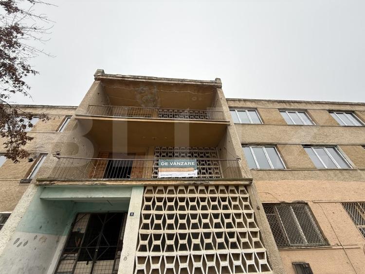 Apartament cu 56 camere decomandat în Cugir
