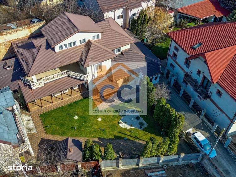 Casă cu 8 camere cu Teren 397 Mp în Central