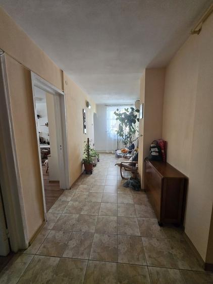 Apartament cu 3 camere decomandat, mobilat în Far
