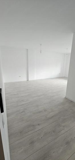 Apartament cu 2 camere decomandat în Tractorul