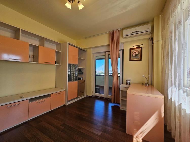 Apartament cu 3 camere semidecomandat, mobilat în Calea Plevnei