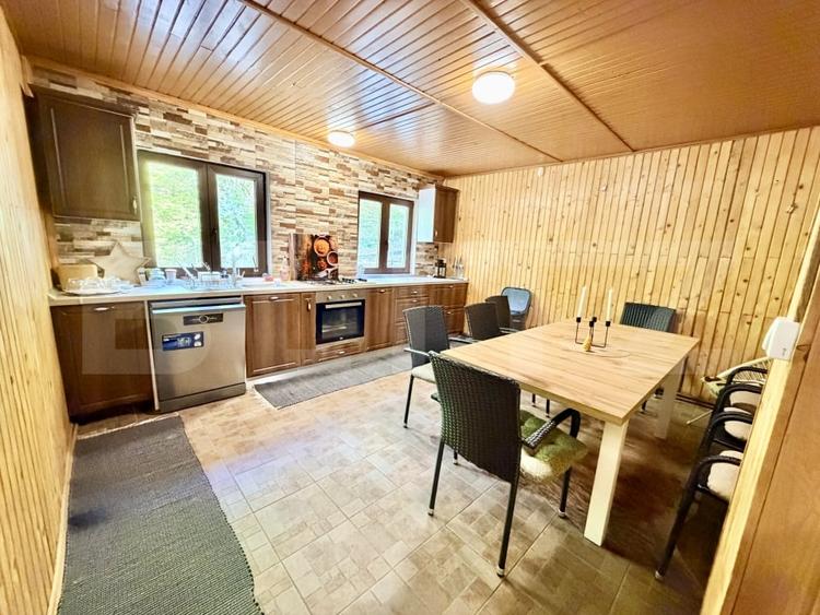 Casă individuală cu 6 camere cu Teren 3000 Mp în Periferie