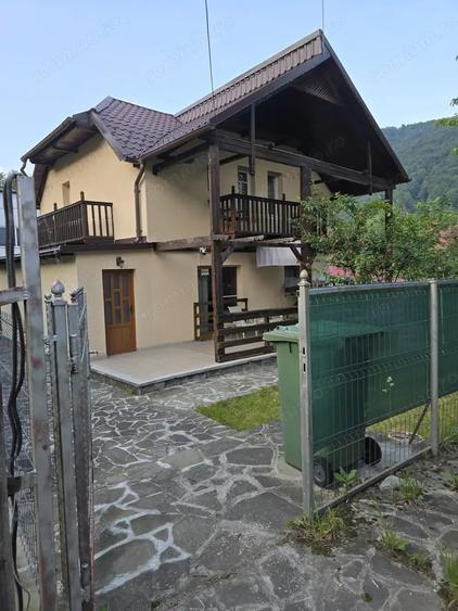 Casă cu 3 camere cu Teren 400 Mp în Sinaia