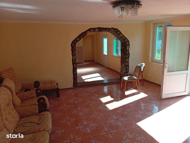 Casă cu 4 camere cu Teren 2877 Mp în Brazii