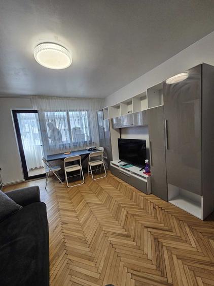 Apartament cu 3 camere semidecomandat în Craiovița Nouă