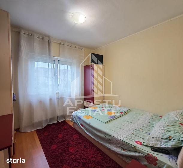 Apartament cu 3 camere semidecomandat, mobilat în Aradului