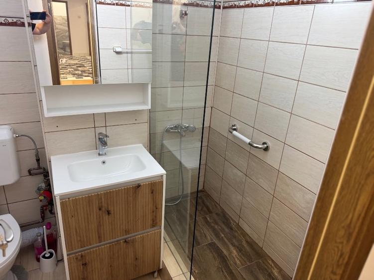 Apartament cu 4 camere semidecomandat, mobilat în Dristor