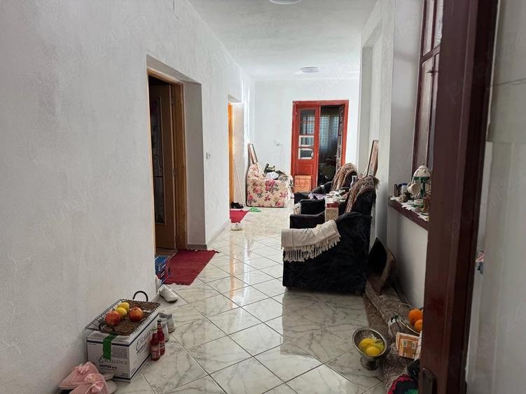 Casă cu 5 camere cu Teren 2984 Mp în Boldur