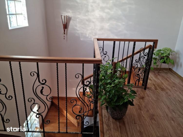 Casă cu 5 camere cu Teren 288 Mp în Central